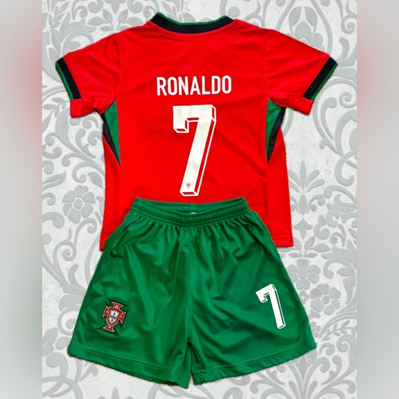 Cristiano Ronaldo kids use red home soccer jersey kit - Boys Girls Portugal - Picture 1 of 6